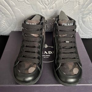 New in a box Prada kids size 28 side zíper camouflage